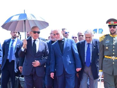 وزیراعظم شہباز شریف اعلیٰ سطح وفد کے ہمراہ تہران پہنچ گئے، آیت اللہ سید علی خامنہ ای کی آخری رسومات میں شرکت کریں گے