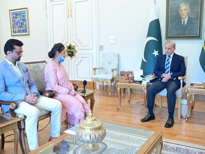 وزیراعظم شہباز شریف سے پمز آتشزدگی واقعے میں نومولود کی جان بچانے والی نرس رضیہ نورین کی ملاقات، قومی ا عزاز دینے کا اعلان ، ایک کروڑ روپے کا چیک دیا