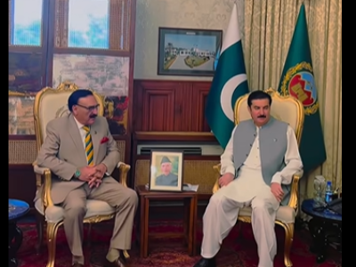 گورنر خیبرپختونخوا فیصل کریم کنڈی سے کیڈٹ کالج بٹراسی کے پرنسپل بریگیڈیئر عبدالحفیظ کی ملاقات