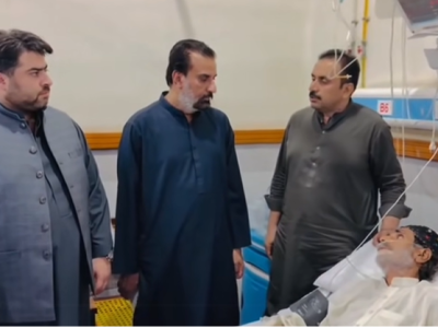 صوبائی وزراء حاجی علی مدد جتک اور سردار کوہیار خان ڈومکی کی کمال عمرانی کی ہسپتال میں عیادت