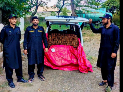 گلیات فارسٹ ڈویژن کی کامیاب کارروائی ، اخروٹ کی قیمتی لکڑی سے لدی گاڑی کو تحویل میں لے لیا
