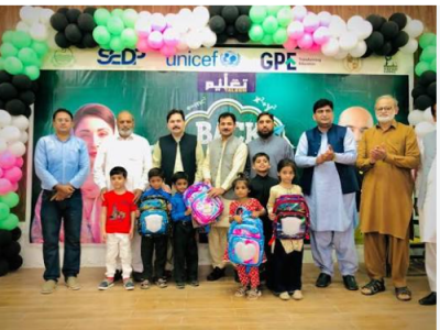 وزیراعلی پنجاب کے "بیک ٹو سکول پروگرام" کے تحت بچوں میں مفت کتابیں اور سکول بیگز تقسیم