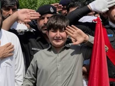 بیٹے کا سلام: شہید ایس پی اکبر شنواری کے بیٹے کا تعلیم کے ذریعے والد کو خراجِ عقیدت پیش کرنے کا عزم