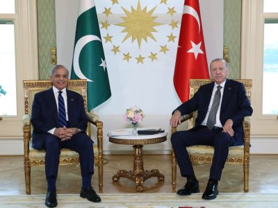 وزیر اعظم شہباز شریف کی ترک صدر رجب طیب اردوان سے ملاقات، مختلف شعبوں میں دوطرفہ تعاون کو مزید مضبوط بنانے کے عزم کا اعادہ