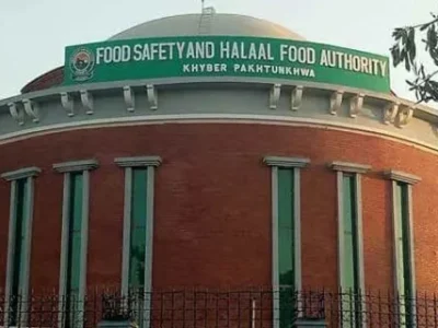 خیبر پختونخوا کےمختلف اضلاع میں غیر معیاری و ملاوٹی دودھ کے خلاف کے کریک ڈاؤن، ہزاروں لیٹر دودھ تلف