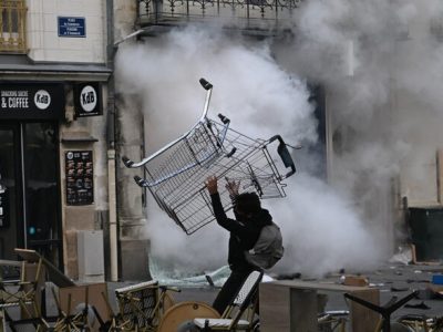 فرانس میں احتجاج پرتشدد شکل اختیار کر گیا