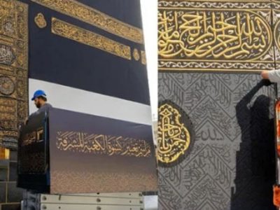 Changing the cover of the Kaaba