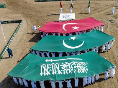 نیزہ بازی کے عالمی دن پر مکہ معاہدے سے اظہار یکجہتی کے لیے سلطان انٹرنیشنل نیزہ بازی ٹورنامنٹ میں منفرد و دلکش انداز اپنایا گیا جہاں گھوڑوں کو پاکستان، سعودی عرب اور ترکیہ کے قومی پرچموں کے رنگوں سے مزین کیا گیا، گھڑ سواروں نے تلواریں اور نیزے اٹھا رکھے تھے ۔