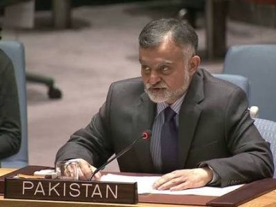 پاکستان نے اقوام متحدہ کی سلامتی کونسل پر زور دیا ہے کہ دنیا بھر میں جبری بے دخلی کے بڑھتے ہوئے بحران کی بنیادی وجوہات کے حل کے لیے تنازعات کی روک تھام اور ان کے حل کو اپنی ترجیحات میں مرکزی حیثیت دے۔سلامتی کونسل کے 15 رکنی اجلاس سے خطاب کرتے ہوئے قائم مقام سیکرٹری خارجہ نبیل منیر نے کہا کہ دنیا بھر میں 11 کروڑ 70 لاکھ افراد جبری طور پر بے گھر ہوچکے ہیں، سلامتی کونسل کو نئے تنازعات کی روک تھام، طویل عرصے سے جاری تنازعات کے حل اور اقوام متحدہ کے چارٹر و بین الاقوامی قانون کے مطابق ثالثی اور تنازعات کے پرامن حل کے فروغ کے لیے اقدامات کرنا ہوں گے۔