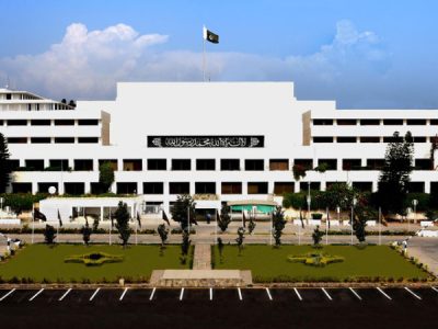 پارلیمنٹ کے مشترکہ اجلاس میں پشاور دیرکالونی میں نجی سکول کی چھت گرنے سے جاں بحق ہونے والے بچوں اورخاتون ٹیچر کے ایصال ثواب کےلئے فاتحہ خوانی