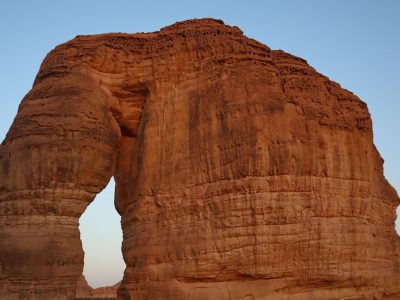 سعودی عرب کے تاریخی مقام العلا کے سرسبز نخلستان اور منفرد پہاڑ،ان کے سائے خوشگوار اور نسبتاً ٹھنڈا ماحول پیدا کرتے ہیں