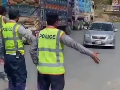 مانسہرہ، ٹریفک پولیس کا کالے شیشوں و غیر قانونی موڈیفیکیشن کے خلاف کریک ڈاؤن جاری