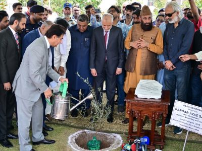 سپیکر قومی اسمبلی نے پارلیمنٹ ہاؤس کے سبزہ زار میں زیتون کا پودا لگا کر مون سون شجر کاری مہم کا افتتاح کر دیا