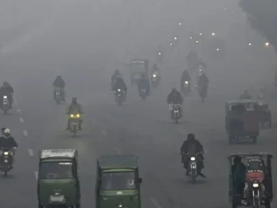 سموگ سے آنکھوں کے مسائل بڑھ رہے ہیں، عوام چشمہ استعمال کریں، دن میں کئی بار آنکھیں دھوئیں،ڈاکٹر انعام الحق