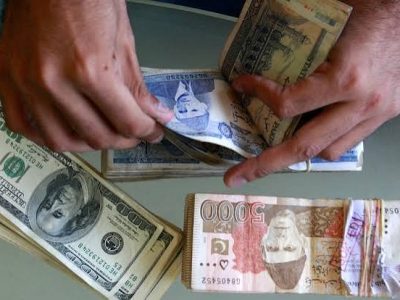 انٹربینک مارکیٹ میں ڈالر کے مقابلے میں پاکستانی روپے کی قدر میں 3 پیسے کا اضافہ