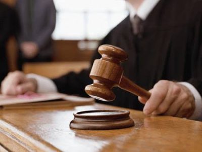 عدالت میں لڑائی جھگڑا