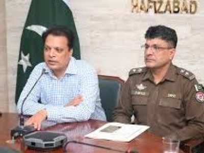 ڈپٹی کمشنر حافظ آباد عبدالرزاق اور ڈی پی او فواد احمد